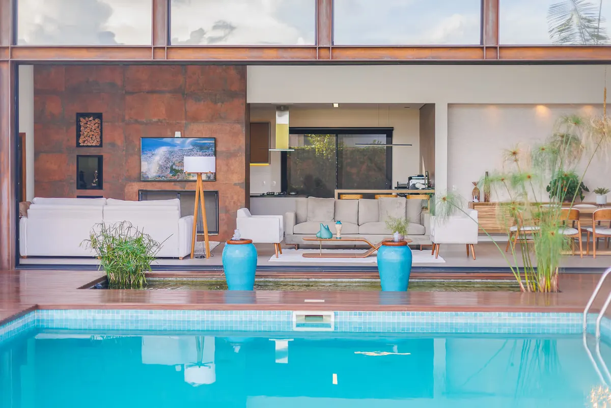 Piscina integrada à sala de estar