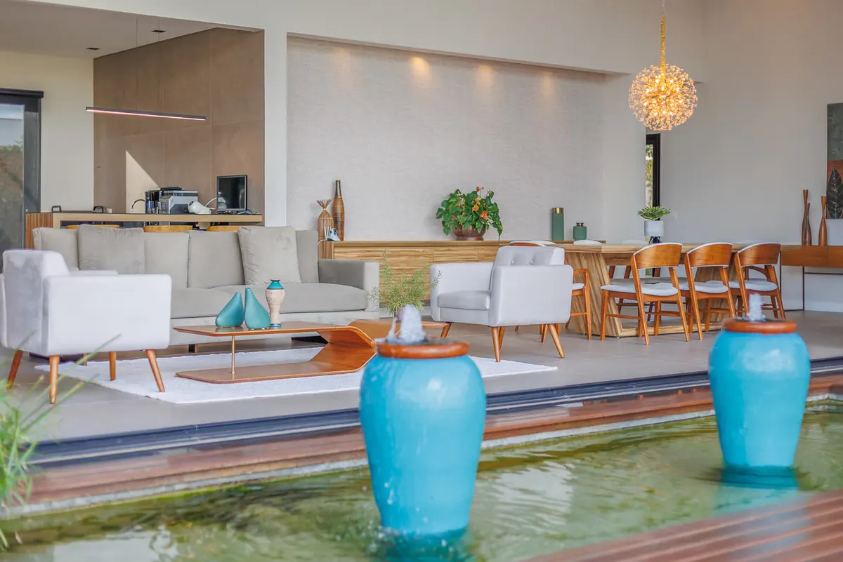 Sala integrada com vasos azuis e espelho d'água