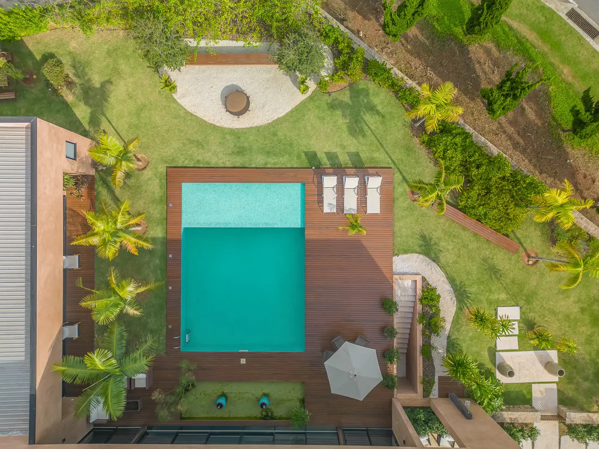 Foto de drone vista de cima da piscina e do jardim