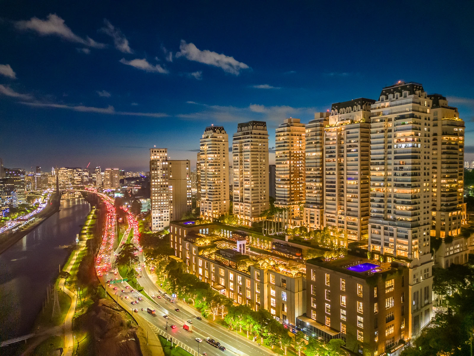 Vista de drone à noite de torres residenciais ao lado da Marginal Pinheiros, em São Paulo