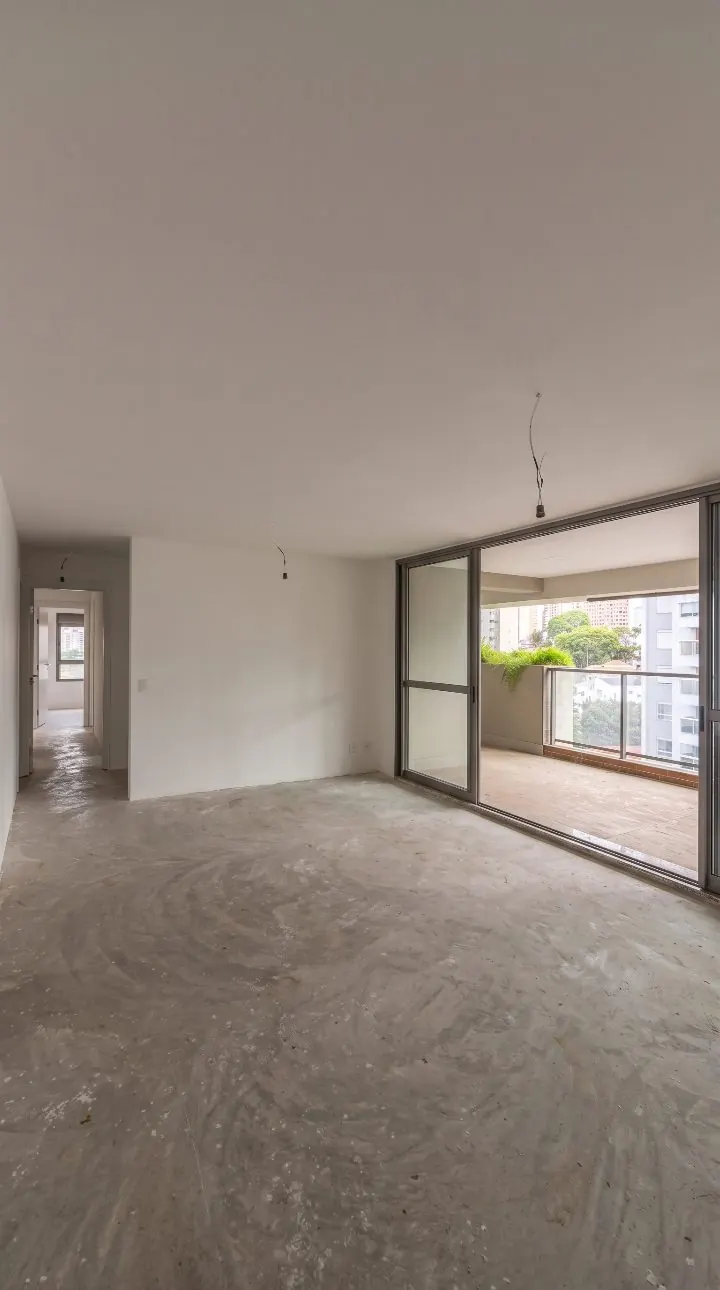 Sala de apartamento vazia, com piso cru