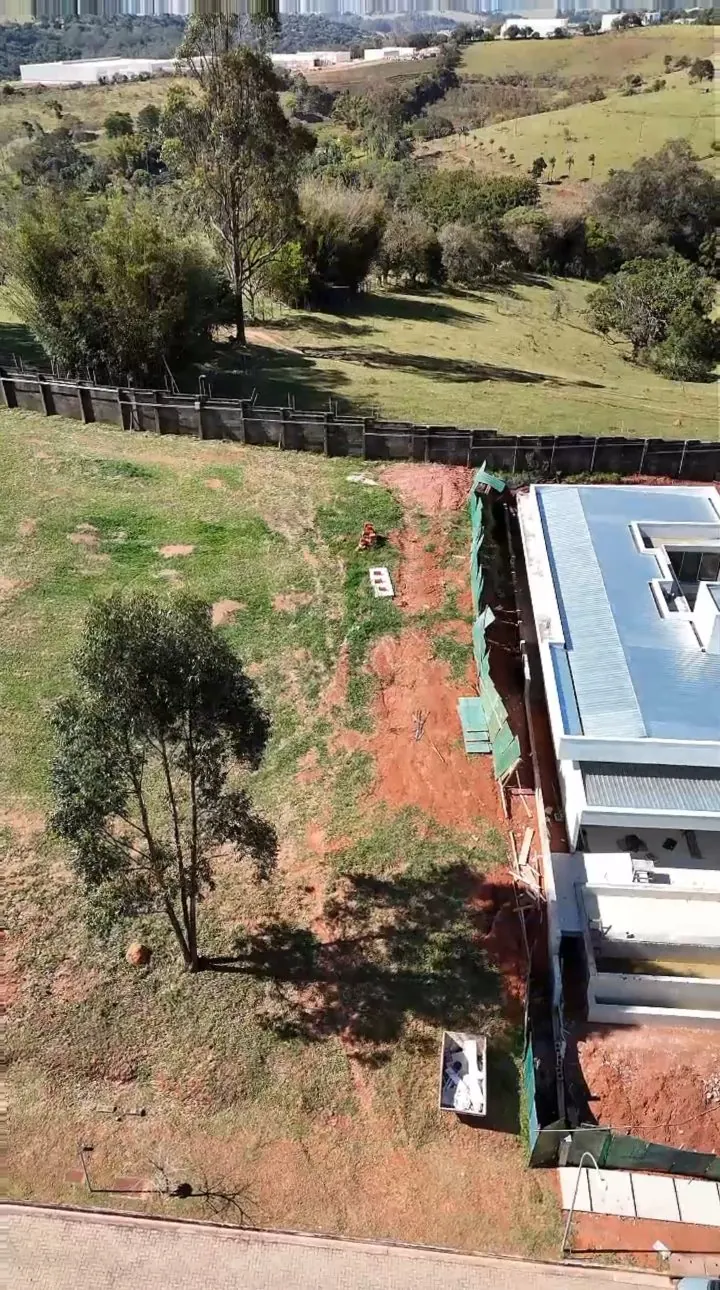 Foto de drone de terreno vazio em condomínio