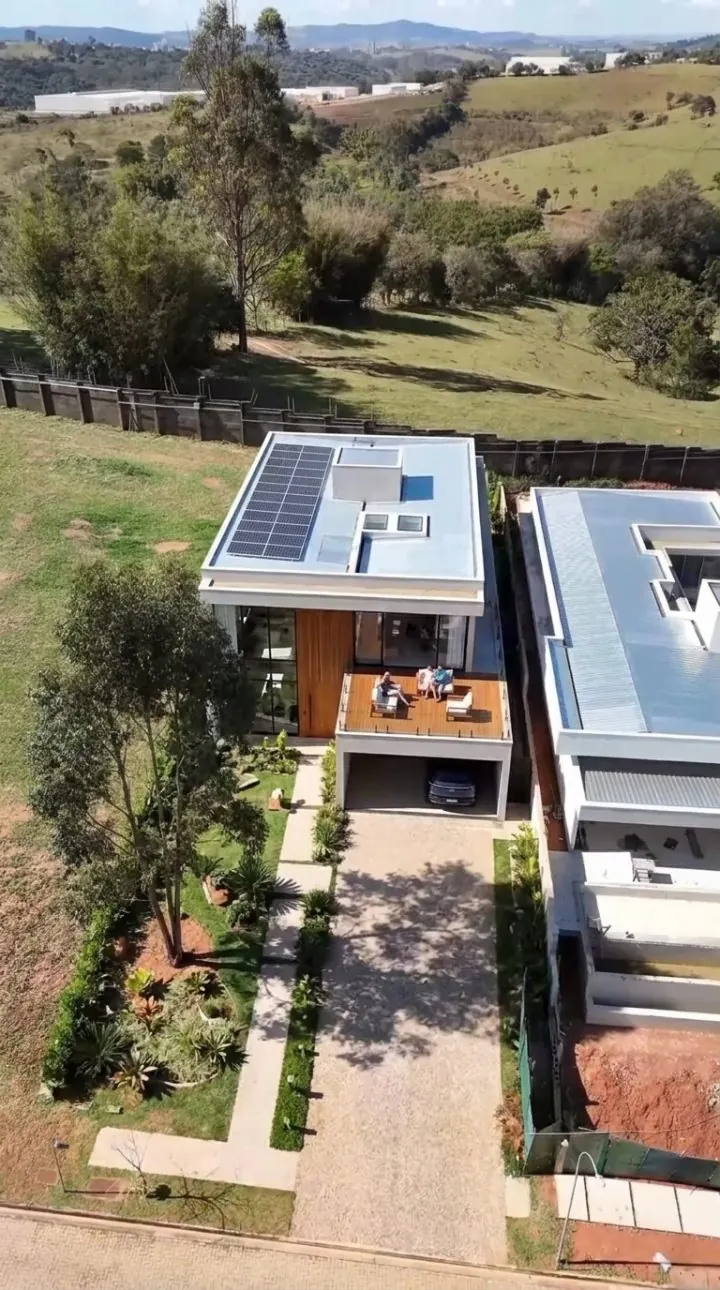 O mesmo terreno com uma casa construída com IA